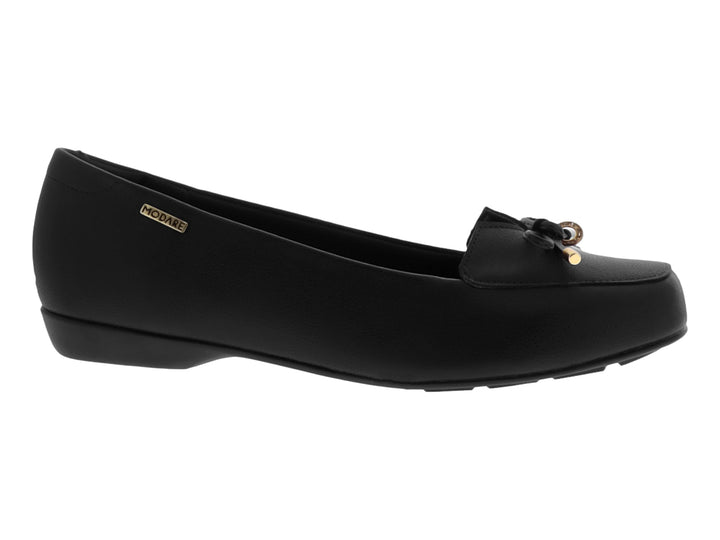 Zapato plano negro para mujer de la marca Modare con detalle de moño y puntas doradas.