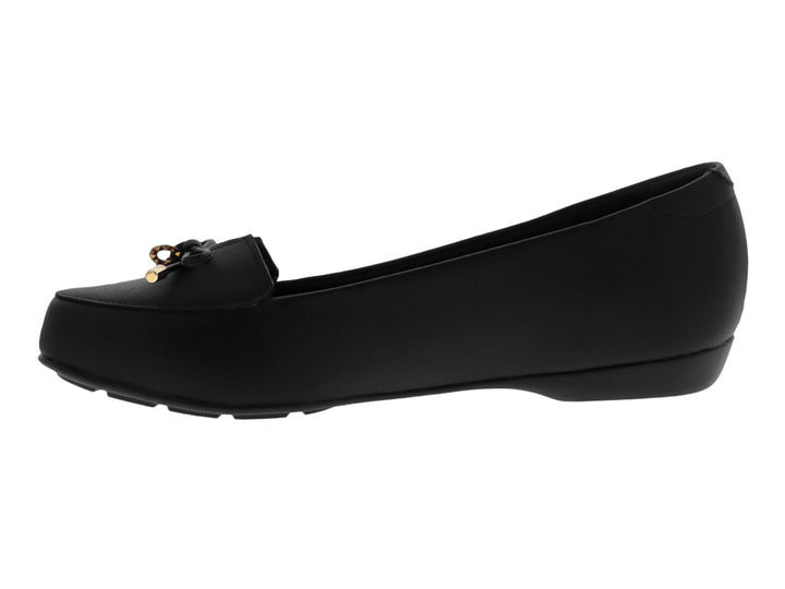 Zapato plano negro para mujer de la marca Modare con detalle de moño y puntas doradas.