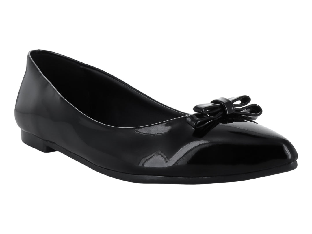 Zapato plano de charol negro con un moño decorativo en la punta.