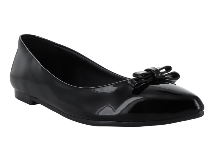 Zapato plano de charol negro con un moño decorativo en la punta.