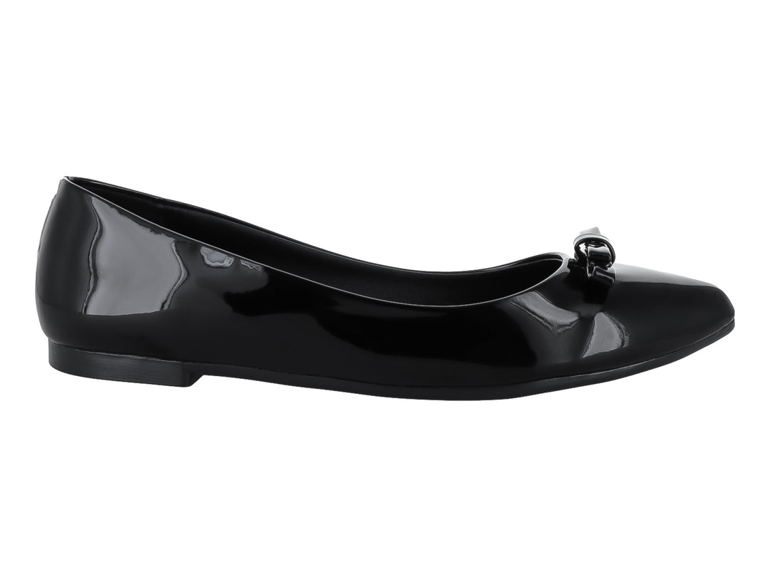 Zapato plano de charol negro con un moño decorativo en la punta.