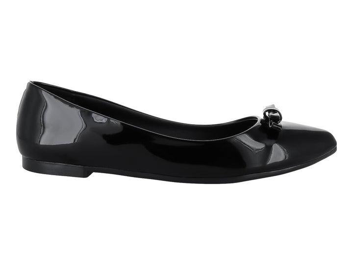 Zapato plano de charol negro con un moño decorativo en la punta.