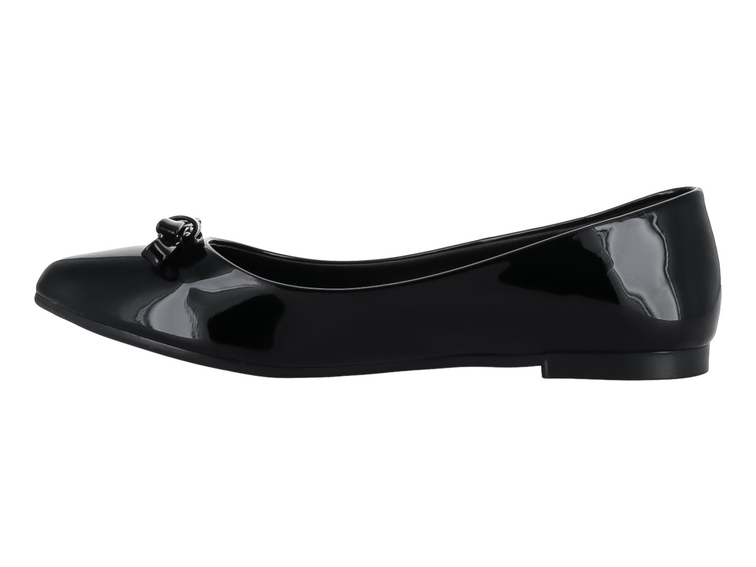 Zapato plano de charol negro con un moño decorativo en la punta.