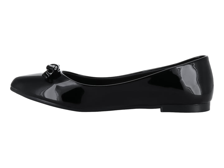 Zapato plano de charol negro con un moño decorativo en la punta.