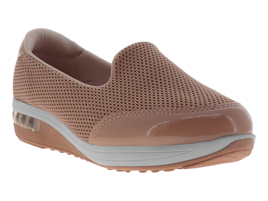Zapato plano color nude con tejido de malla y punta brillante.
