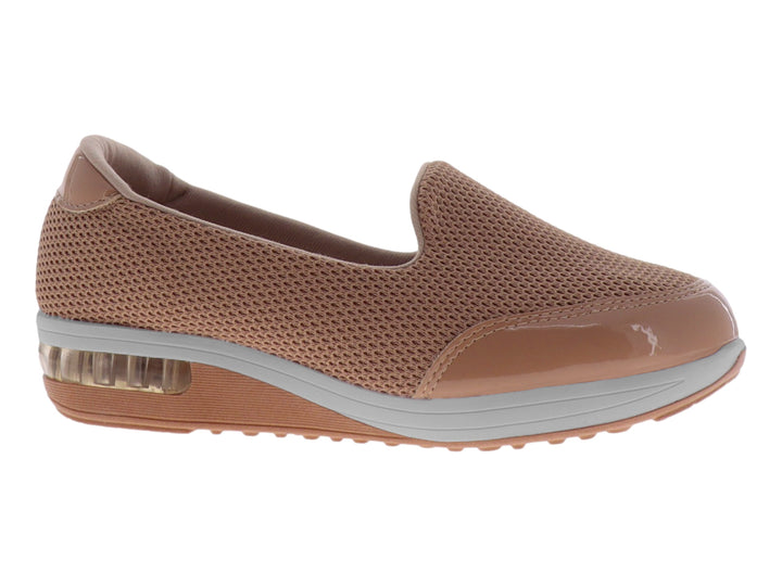 Zapato plano color nude con tejido de malla y punta brillante.