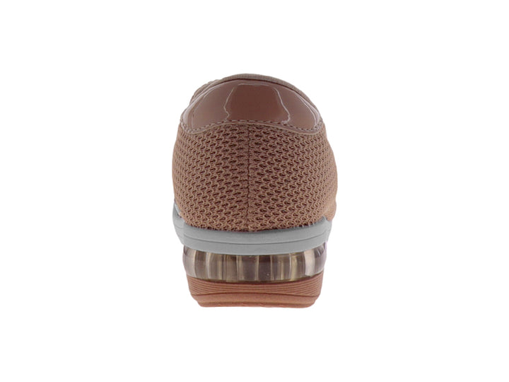 Zapato plano color nude con tejido de malla y punta brillante.