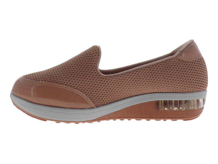 Zapato plano color nude con tejido de malla y punta brillante.
