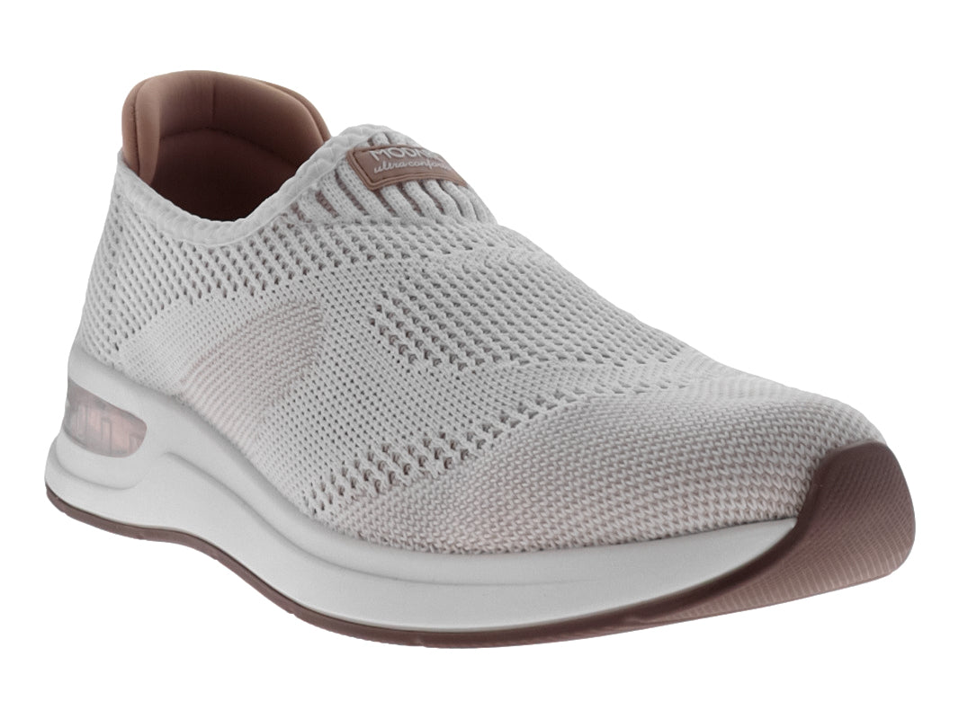 Zapato slip-on color beige con suela blanca y tejido transpirable.
