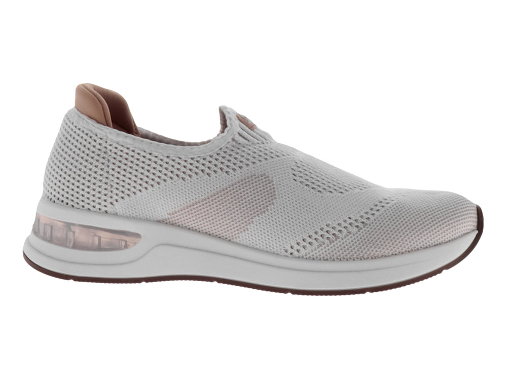 Zapato slip-on color beige con suela blanca y tejido transpirable.