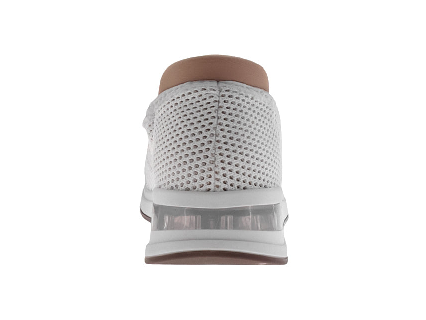 Zapato slip-on color beige con suela blanca y tejido transpirable.