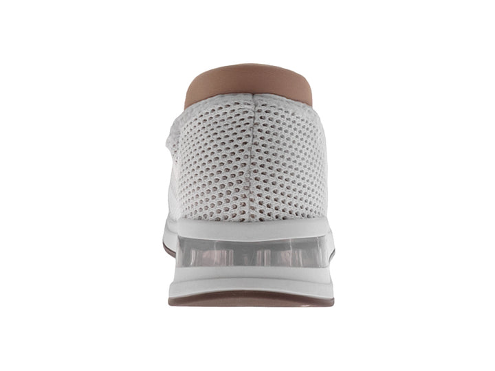 Zapato slip-on color beige con suela blanca y tejido transpirable.