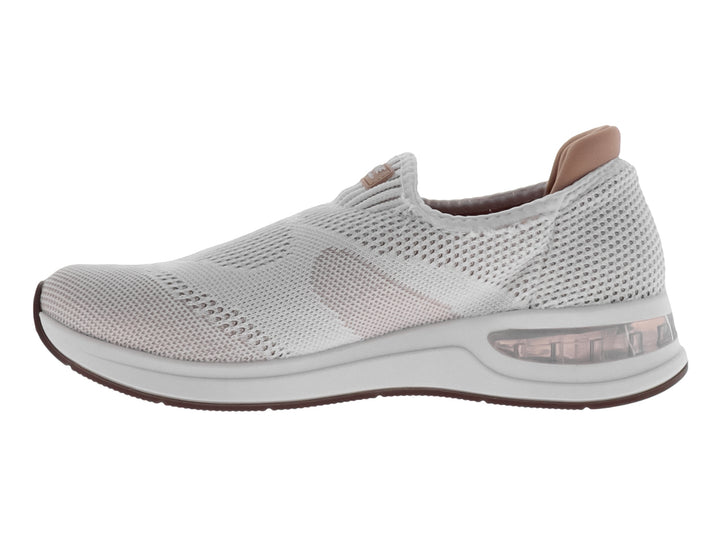 Zapato slip-on color beige con suela blanca y tejido transpirable.