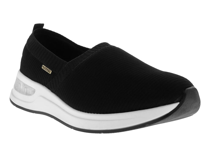 Zapato Modare slip-on de tejido negro con suela blanca gruesa y cómoda.