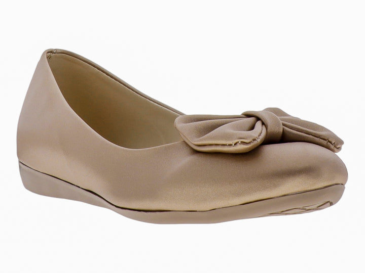 Zapato plano color oro con detalle de moño frontal en acabado satinado.