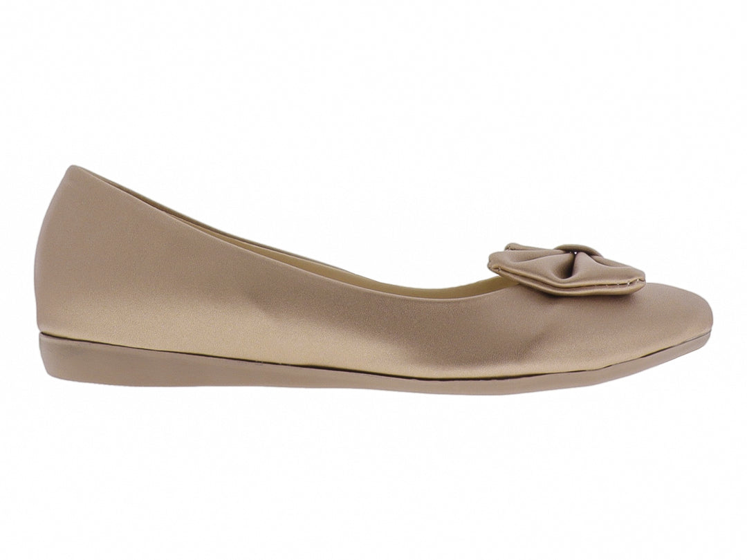 Zapato plano color oro con detalle de moño frontal en acabado satinado.
