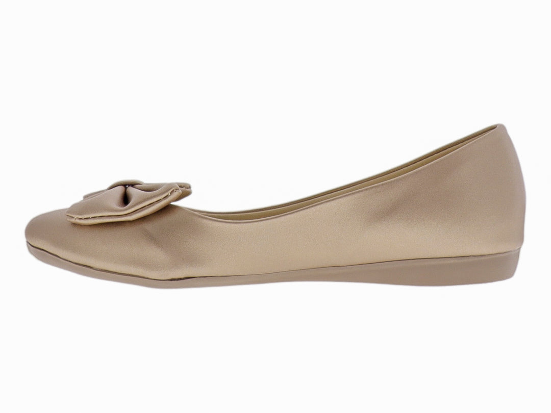 Zapato plano color oro con detalle de moño frontal en acabado satinado.