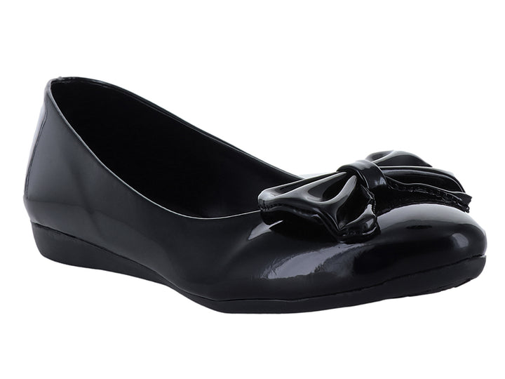 Zapato plano color negro brillante con detalle de moño frontal para mujer.