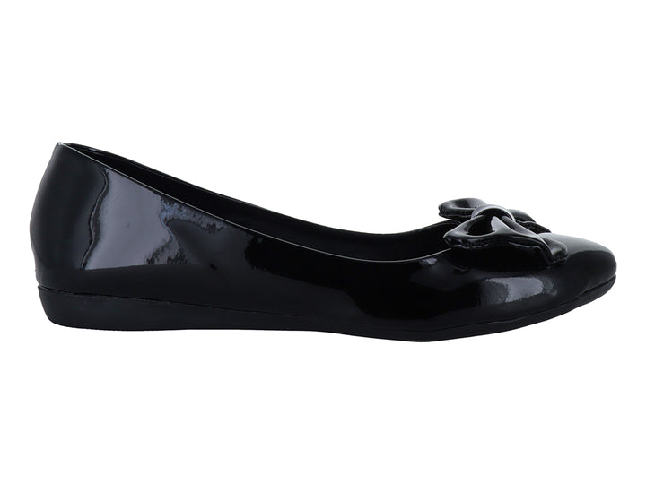 Zapato plano color negro brillante con detalle de moño frontal para mujer.