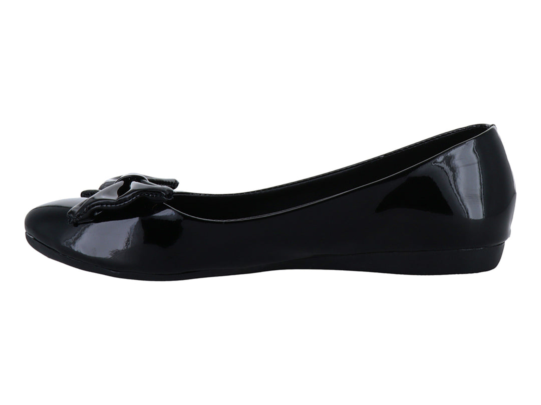 Zapato plano color negro brillante con detalle de moño frontal para mujer.