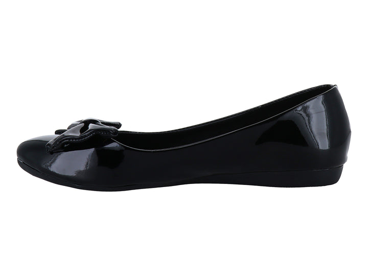 Zapato plano color negro brillante con detalle de moño frontal para mujer.