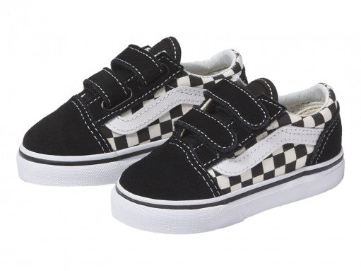 Tenis VANS Old Skool para niño con diseño de cuadros blanco y negro y cierre de velcro.