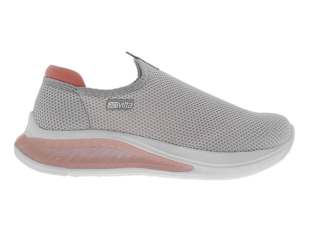 Tenis Actvitta para mujer color gris con detalles en coral, estilo slip-on con tejido de malla.