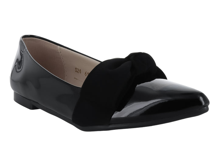 Zapato plano negro de charol con un moño decorativo en la parte superior.