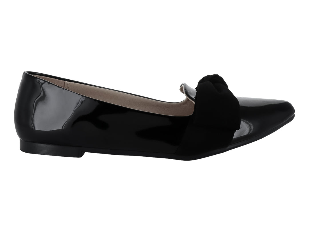 Zapato plano negro de charol con un moño decorativo en la parte superior.