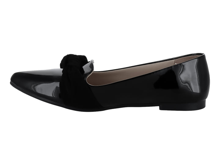 Zapato plano negro de charol con un moño decorativo en la parte superior.
