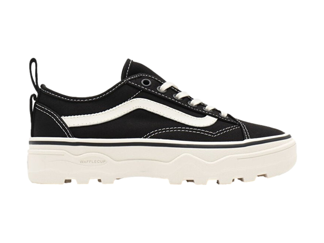 Tenis Vans Old Skool en color negro con franja y suela plataforma blanca.