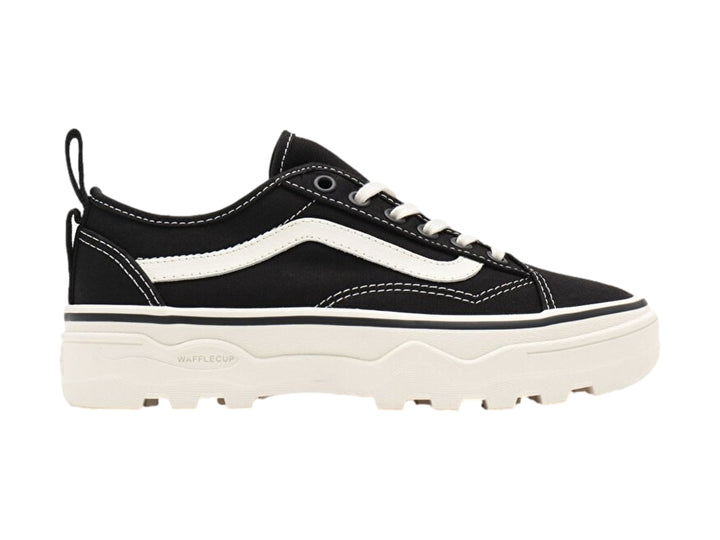 Tenis Vans Old Skool en color negro con franja y suela plataforma blanca.