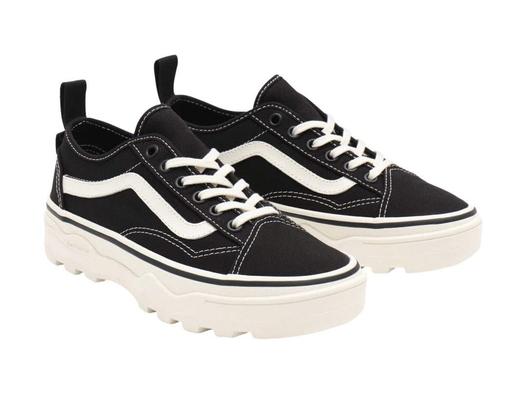 Tenis Vans Old Skool en color negro con franja y suela plataforma blanca.