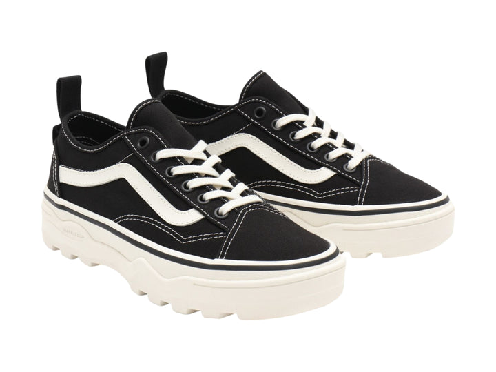 Tenis Vans Old Skool en color negro con franja y suela plataforma blanca.