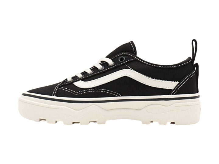 Tenis Vans Old Skool en color negro con franja y suela plataforma blanca.