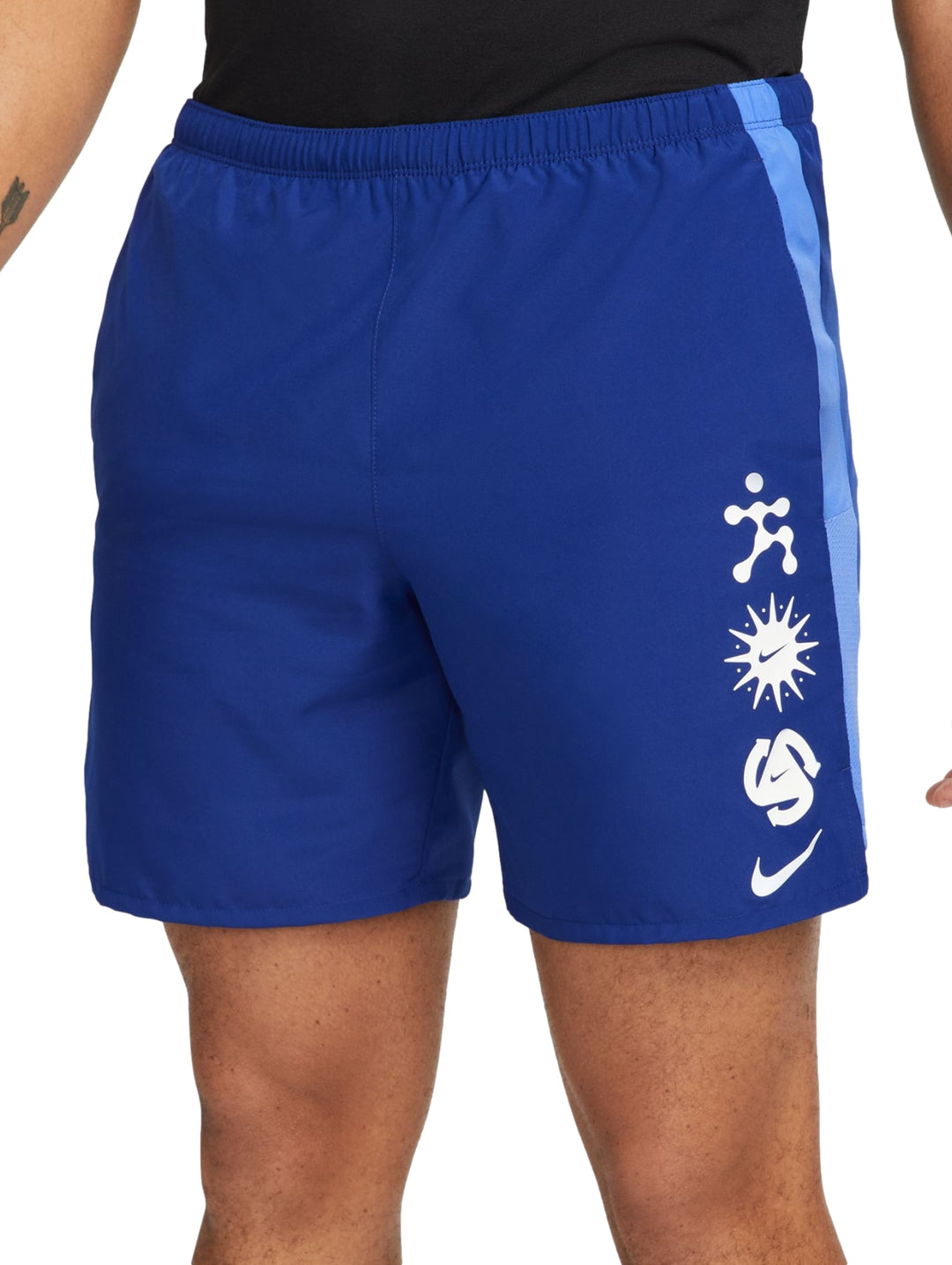 Pantalones cortos deportivos Nike en color azul royal con detalles laterales en blanco y azul claro.