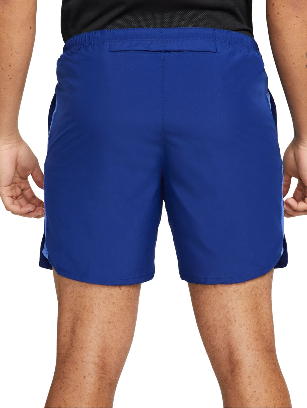 Pantalones cortos deportivos Nike en color azul royal con detalles laterales en blanco y azul claro.
