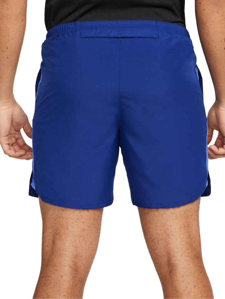 Pantalones cortos deportivos Nike en color azul royal con detalles laterales en blanco y azul claro.