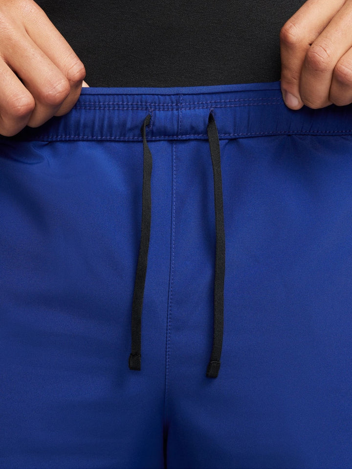 Pantalones cortos deportivos Nike en color azul royal con detalles laterales en blanco y azul claro.