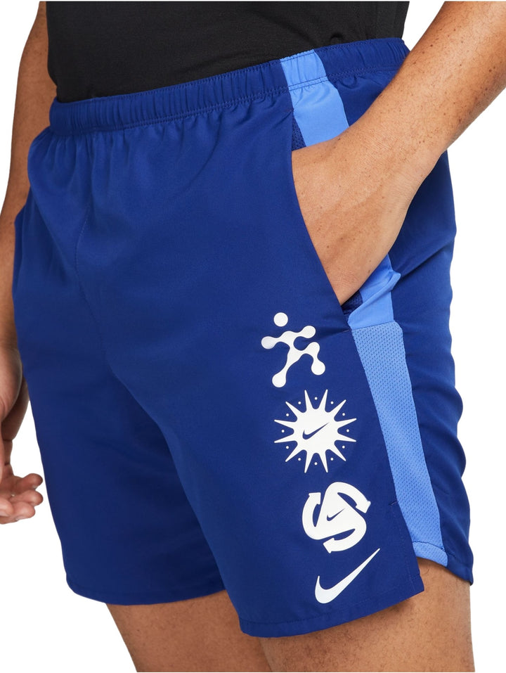 Pantalones cortos deportivos Nike en color azul royal con detalles laterales en blanco y azul claro.