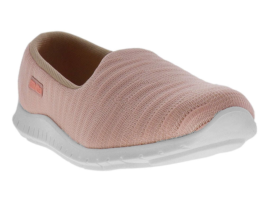 Tenis slip-on para mujer de color rosa con tejido acanalado y suela blanca.