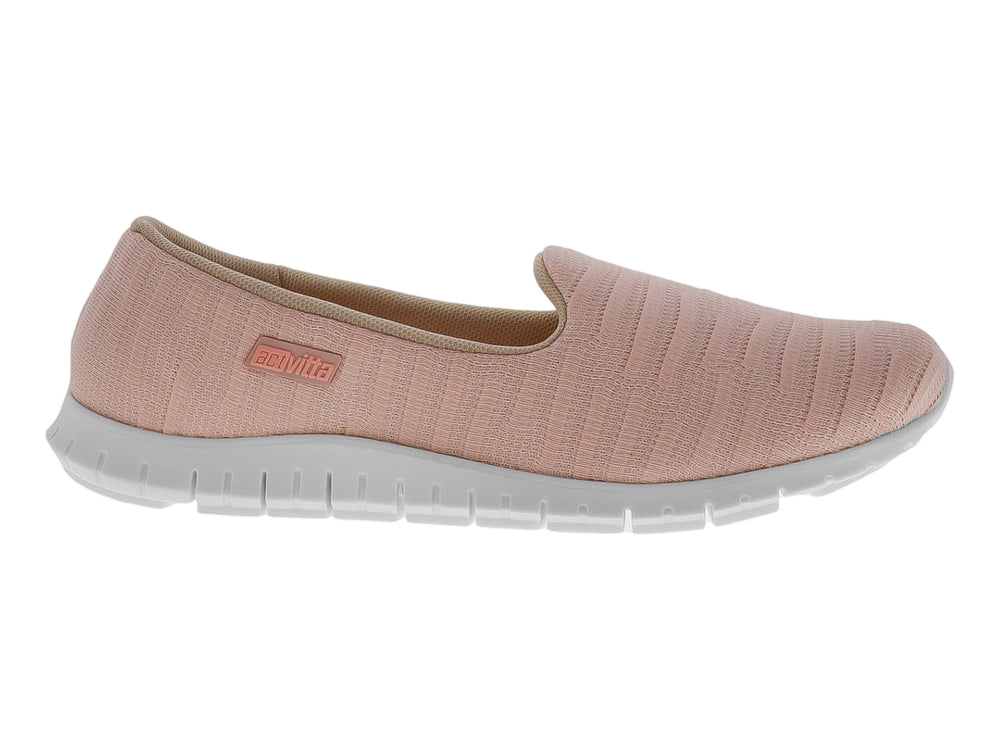 Tenis slip-on para mujer de color rosa con tejido acanalado y suela blanca.