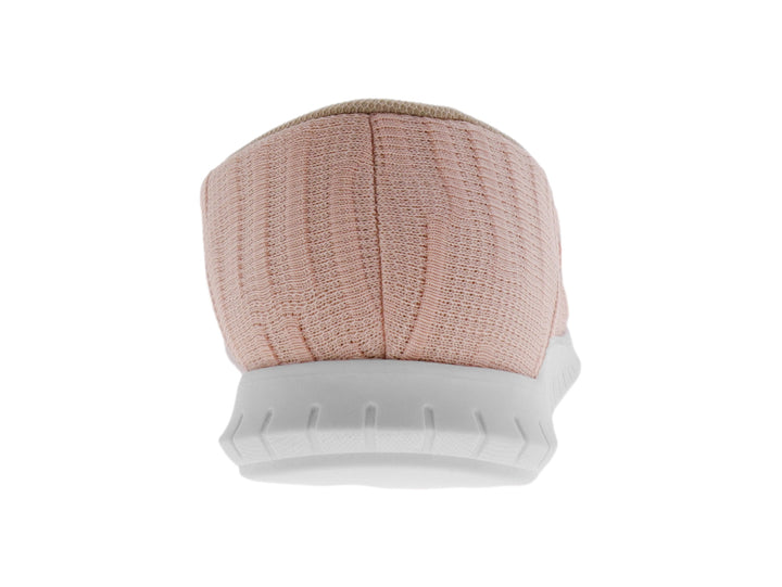 Tenis slip-on para mujer de color rosa con tejido acanalado y suela blanca.