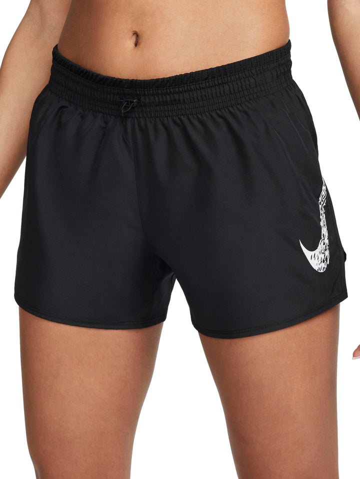Shorts deportivos Nike de color negro con logotipo blanco en la pierna izquierda.