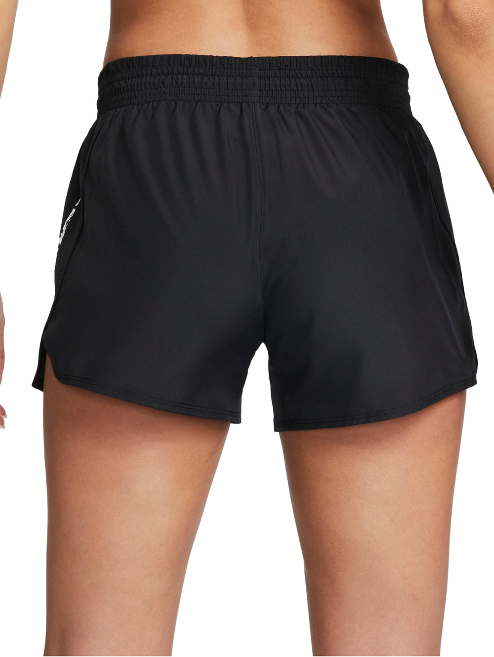Shorts deportivos Nike de color negro con logotipo blanco en la pierna izquierda.