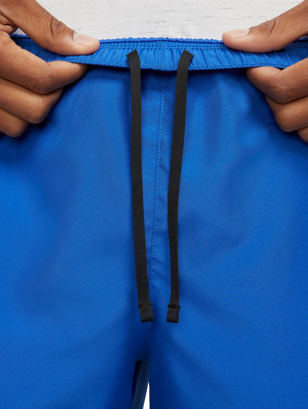 Pantalones cortos deportivos Nike en color azul Game Royal con logo plateado
