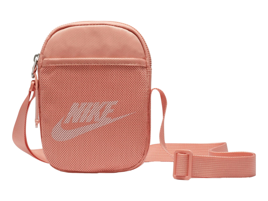 Bolsa de hombro Nike Heritage S en color rosa LT Madder Root con diseño de malla frontal y correa ajustable.