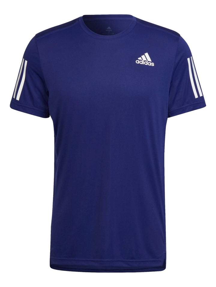 Hombre vistiendo camiseta deportiva Adidas color azul índigo con detalles plateados en los hombros.