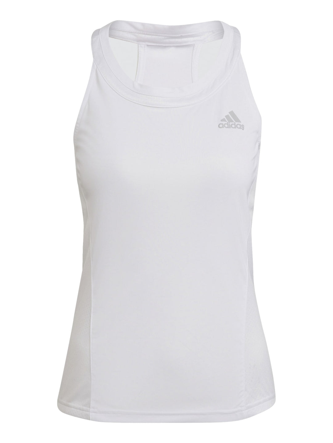 Mujer con camiseta deportiva blanca sin mangas Adidas y falda negra.