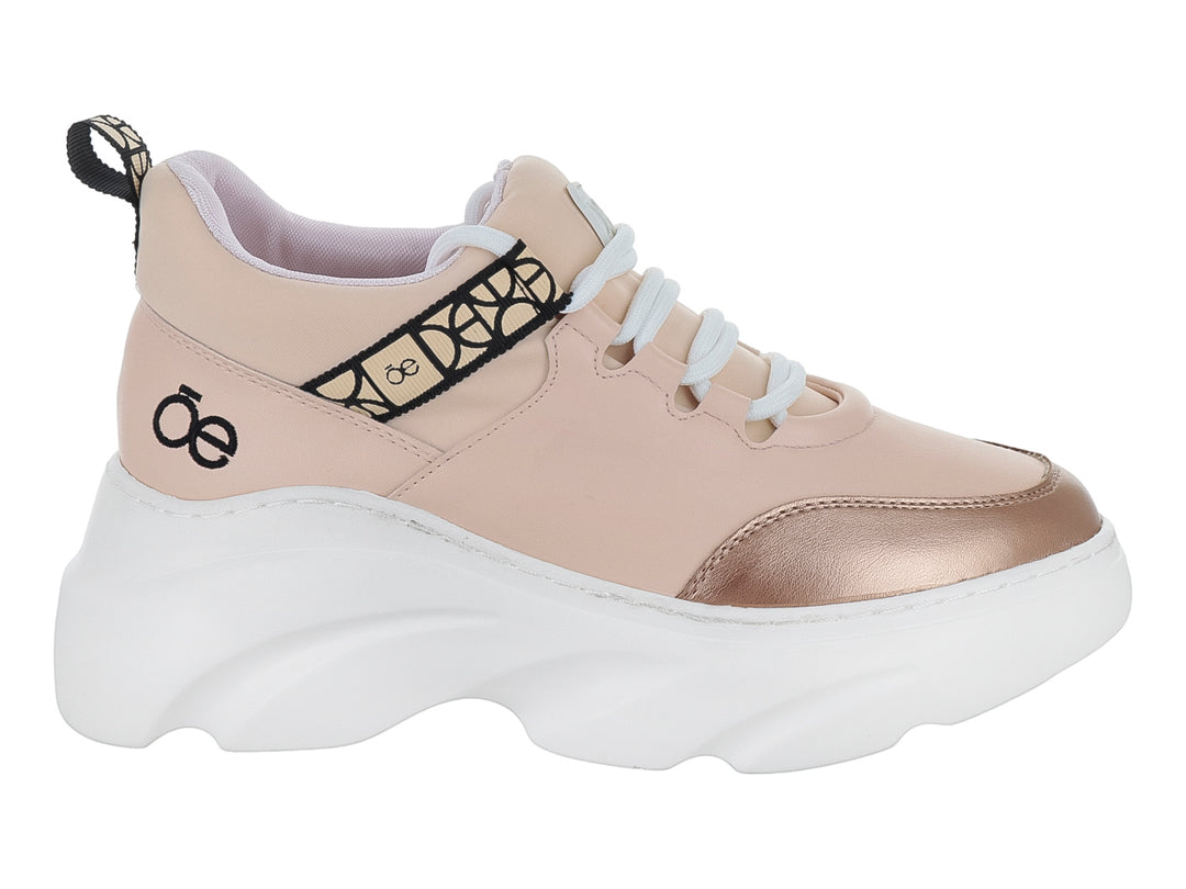 Tenis Cloe color nude con suela blanca de plataforma y punta dorada metálica.